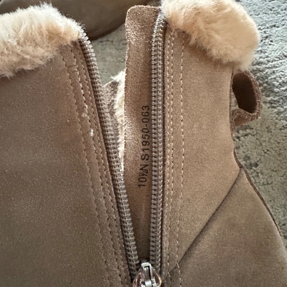 Naturalizer Suede Booties w/ Fur lining - Picture 2 of 5